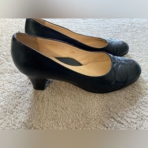 Vintage Tayrn Rose Black Leather Pumpe​​​​​​​